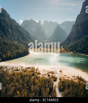 Aus der Vogelperspektive auf das türkisfarbene Wasser des Lago di Landro, eingebettet zwischen hoch aufragenden Bergen und grünen Wäldern, eine Symphonie der Pracht der Natur, Toblach, Tre Stockfoto