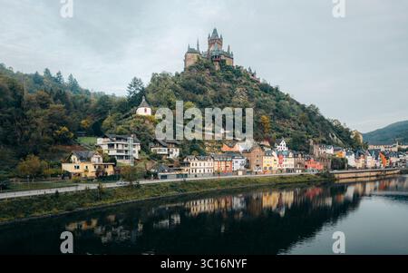 Blick aus der Vogelperspektive auf eine mittelalterliche Burg auf einem Hügel mit Blick auf einen Fluss und malerische farbenfrohe Gebäude, Reichsburg Cochem, Rheinland-Pfalz, Deutschland. Stockfoto