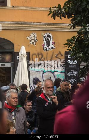27. Oktober 2018: Rom, Italien: Zwei verschiedene Fraktionen protestieren gegen den Mord an der 16-jährigen Desirée Mariottini. Der Mord wurde in einer Drogerie in San Lorenzo verübt, einer Gegend, die für illegale Handlungen und Drogenkonsum bekannt ist. Die Demonstration hatte zwei rivalisierende Fronten: Eine faschistische (Forza Nuova), die Einwanderer für den Niedergang San Lorenzos verantwortlich machte, und die Gegenmacht (A.N.P.I. „Associazione Nazionale Partigiani d’Italia“), die sich weigerte, das Verbrechen zu politisieren. (Kreditbild: © Eleonora Sabet via ZUMA Wire) Stockfoto