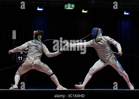 Essen, Deutschland. Juli 2025. Essen, Nordrhein-Westfalen, 22. Juli 2025: Jan Hieromin Nowak (Polen) im Duell mit Tommaso Martini (Italien) während der FISU World University Games Rhein-Ruhr 2025 Mens Foil Fencing Team Gold Medal Match in der Messe Essen Halle 5 in Essen. (Kjetil Waber/SPP) Credit: SPP Sport Press Photo. /Alamy Live News Stockfoto
