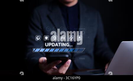 Aktualisierung des Technologiekonzepts für Softwareanwendungen. Mann mit Smartphone, Softwareaktualisierung oder Betriebssystem, Fortschrittsanzeige aktualisieren, App installieren Stockfoto