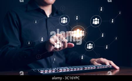 Geschäftsmann berührt auf dem virtuellen Bildschirm das Symbol für hochwertige Mitarbeiter. Beamter sucht nach Mitarbeiter, der durch Symbol dargestellt wird. Rekrutierung, CRM, Personalwesen, HR, Stockfoto