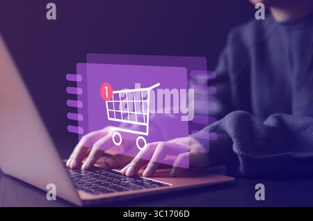 Online-Shopping und E-Commerce-Technologie Internet-Konzept. Frau oder Käufer, die einen Laptop mit Einkaufswagen-Symbol, Einkaufsservice verwendet Stockfoto