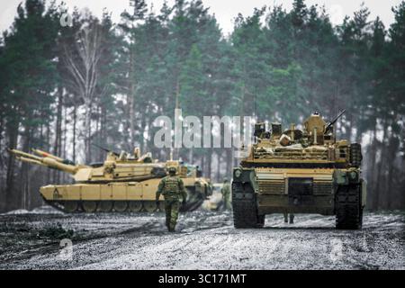 9. Januar 2019 – Deutschland – Ein US-Army-Soldat, der der Charlie Kompanie zugewiesen wurde, 2. Bataillon, 5. Kavallerie-Regiment, 1. Panzerbrigade Combat Team, 1. Kavallerie-Division, Bodenführer eines M1 Abrams-Panzers während einer Table Six Qualifikation, Grafenwoehr-Trainingsgebiet, Deutschland, 9. Januar 2019. Ironhorse-Soldaten trainieren in Deutschland, während sie ihre Rotation in ganz Europa beenden, um die Entschlossenheit des Atlantiks zu unterstützen. (Bild: © U.S. Army/ZUMA Wire/ZUMAPRESS.com) Stockfoto