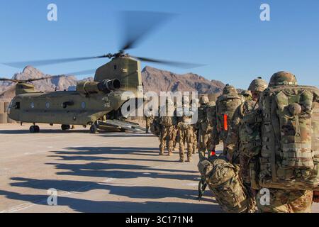 15. Januar 2019 - Afghanistan - Soldaten, die der 101. Resolute Support Sustainment Brigade des 1034. Combat Sustainment Support Battalion, Iowa National Guard und 10th Mountain, 2-14 Infanterie Battalion, Ghost Forward Support Company angehören, laden auf einen Chinook Hubschrauber, um Missionen im Combined Joint Operations Area – Afghanistan auszuführen (Bild: © U.S. Army/ZUMA Wire/ZUMAPRESS.com) Stockfoto