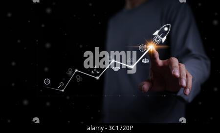 Start-up-Unternehmen und Investitionskonzept. Geschäftsmann berührt die wachsende Geschäftsgrafik. Planung und Gründung eines Unternehmensgründers, Rocket Stockfoto