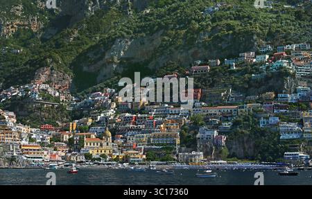 Weite Aufnahme von Positano, Amalfiküste, Kampanien, Italien, eingebettet unter dramatischen Klippen und Blick auf das Tyrrhenische/Mittelmeer Stockfoto