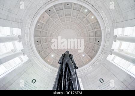 WASHINGTON DC – das Innere des Jefferson Memorial zeigt die 19 Meter hohe Bronzestatue von Thomas Jefferson unter der reich verzierten Kuppeldecke des Denkmals. Das von John Russell Pope entworfene und 1943 fertiggestellte Denkmal beherbergt die Statue des Bildhauers Rudulph Evans. Das neoklassizistische Gebäude befindet sich am Tidal Basin und dient als eine der prominenten Präsidentendenkmäler der Hauptstadt. Das Innere des Denkmals enthält Inschriften von Jeffersons Schriften über Unabhängigkeit, Religionsfreiheit, Bildung und Regierung. Der National Park Service unterhält das Denkmal als PA Stockfoto