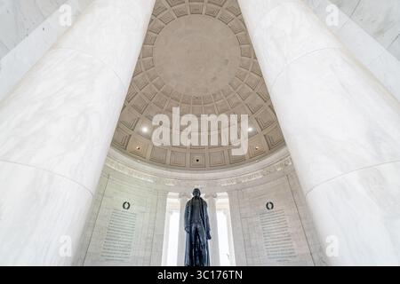 WASHINGTON DC – das Innere des Jefferson Memorial zeigt die 19 Meter hohe Bronzestatue von Thomas Jefferson unter der reich verzierten Kuppeldecke des Denkmals. Das von John Russell Pope entworfene und 1943 fertiggestellte Denkmal beherbergt die Statue des Bildhauers Rudulph Evans. Das neoklassizistische Gebäude befindet sich am Tidal Basin und dient als eine der prominenten Präsidentendenkmäler der Hauptstadt. Das Innere des Denkmals enthält Inschriften von Jeffersons Schriften über Unabhängigkeit, Religionsfreiheit, Bildung und Regierung. Der National Park Service unterhält das Denkmal als PA Stockfoto