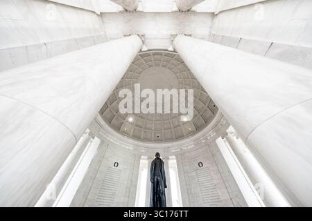WASHINGTON DC – das Innere des Jefferson Memorial zeigt die 19 Meter hohe Bronzestatue von Thomas Jefferson unter der reich verzierten Kuppeldecke des Denkmals. Das von John Russell Pope entworfene und 1943 fertiggestellte Denkmal beherbergt die Statue des Bildhauers Rudulph Evans. Das neoklassizistische Gebäude befindet sich am Tidal Basin und dient als eine der prominenten Präsidentendenkmäler der Hauptstadt. Das Innere des Denkmals enthält Inschriften von Jeffersons Schriften über Unabhängigkeit, Religionsfreiheit, Bildung und Regierung. Der National Park Service unterhält das Denkmal als PA Stockfoto