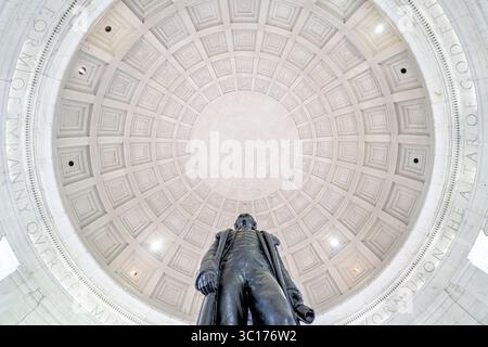 WASHINGTON DC – das Innere des Jefferson Memorial zeigt die 19 Meter hohe Bronzestatue von Thomas Jefferson unter der reich verzierten Kuppeldecke des Denkmals. Das von John Russell Pope entworfene und 1943 fertiggestellte Denkmal beherbergt die Statue des Bildhauers Rudulph Evans. Das neoklassizistische Gebäude befindet sich am Tidal Basin und dient als eine der prominenten Präsidentendenkmäler der Hauptstadt. Das Innere des Denkmals enthält Inschriften von Jeffersons Schriften über Unabhängigkeit, Religionsfreiheit, Bildung und Regierung. Der National Park Service unterhält das Denkmal als PA Stockfoto
