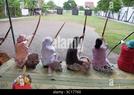Frauen nehmen am traditionellen Jemparingan Bogenschießen Teil, das im Puro Pakualaman Palast stattfindet. Stockfoto