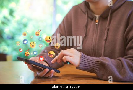 Kommunikationskonzept für soziale Medien. Frau, die Live-Chat-Smartphone mit sozialen Medien nutzt. Digitales Online-Marketing, Social Network Applicati Stockfoto