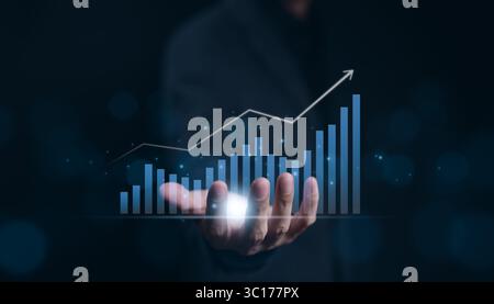 Börsenmarktkonzept. Geschäftsmann oder Investor zeigt wachsende virtuelle Hologrammbestände. Investorenplanung und -Strategie, ausländischer Austausch Stockfoto