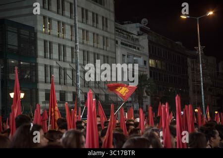 24. Januar 2019 - Athen, Griechenland - Demonstranten mit Fahnen während die griechische Partei demonstration..Communist bei einer Demonstration gegen das Prespa-Abkommen zwischen Griechenland und der ehemaligen jugoslawischen Republik Mazedonien stattfand, in der sie behaupteten, Mazedonien sei nur Griechin und forderte ein Referendum über das Abkommen in Athen, Griechenland. (Foto: © Nikolas Joao Kokovlis/SOPA Bilder via ZUMA Wire) Stockfoto