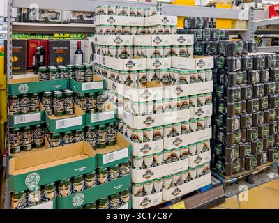 Italien - 22. Juli 2025: Bierdosen verschiedener Marken und Typen auf Paletten zum Verkauf im italienischen Discounter Stockfoto