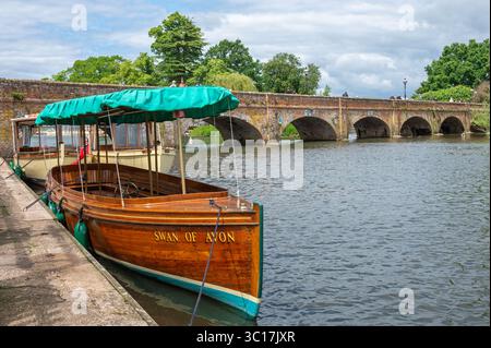 Flussboote auf dem Avon vor der Straßenbahnbrücke aus dem 19. Jahrhundert, Stratford-upon-Avon, Warwickshire, England, Großbritannien Stockfoto