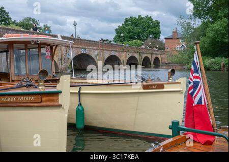 Flussboote auf dem Avon vor der Straßenbahnbrücke aus dem 19. Jahrhundert, Stratford-upon-Avon, Warwickshire, England, Großbritannien Stockfoto