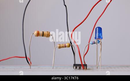 Elektronikexperimente oder Prototypenprojekte. Wissenschaftliche Projekte mit elektronischen und elektrischen Bauteilen. Stockfoto