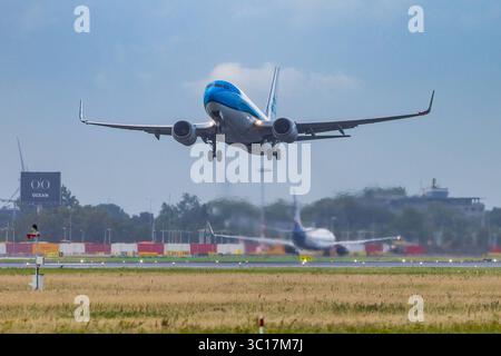 Flugbetrieb am Flughafen Amsterdam Schiphol, 21.07.2025 eine Boeing 737 der Fluggesellschaft KLM hebt vom Flughafen Amsterdam Schiphol ab. Die Maschine befindet sich kurz nach dem Abheben im Steigflug. Im Hintergrund ist ein weiteres Flugzeug im Anflug zu sehen. Der Flughafen Amsterdam dient als Hub für KLM Royal Dutch Airlines. Oude Meer Nordholland Niederlande *** Flugbetrieb am Flughafen Amsterdam Schiphol, 21 07 2025 Eine Boeing 737 der Fluggesellschaft KLM startet vom Flughafen Amsterdam Schiphol das Flugzeug steigt kurz nach dem Start ein weiteres Flugzeug ist im B zu sehen Stockfoto