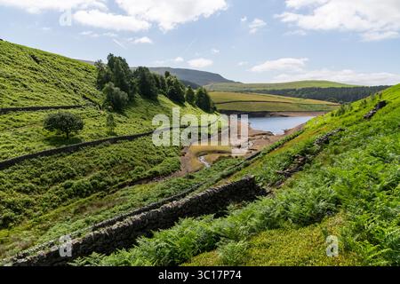 Wunderschöne Landschaft rund um das Kinder Reservoir über dem Dorf Hayfield im Peak District Nationalpark in Derbyshire, England. Stockfoto