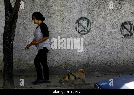 Januar 2019 Bis 25. Januar 2019. Die Bewohner gehen vor einer Mauer mit Graffiti gegen und Ablehnung von Nicolas Maduro, das Wort „Maduro Usurper“ wird auf verschiedenen Mauern verschiedener Städte des Landes gelesen, die Fotos entsprechen der Stadt Valencia, Carabobo Staat. Foto: Juan Carlos Hernandez (Foto: © Juan Carlos Hernandez/ZUMA Wire) Stockfoto