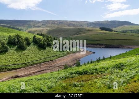 Wunderschöne Landschaft rund um das Kinder Reservoir über dem Dorf Hayfield im Peak District Nationalpark in Derbyshire, England. Stockfoto