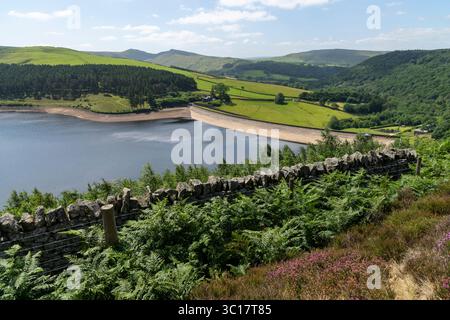 Wunderschöne Landschaft rund um das Kinder Reservoir über dem Dorf Hayfield im Peak District Nationalpark in Derbyshire, England. Stockfoto
