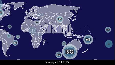Es wird ein großes kreisförmiges Symbol mit der Bezeichnung 5G angezeigt, das die Weltkarte überlagert, mit 6G-Symbolen verstreut, Kopierraum Stockfoto