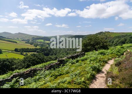 Wunderschöne Landschaft rund um das Kinder Reservoir über dem Dorf Hayfield im Peak District Nationalpark in Derbyshire, England. Stockfoto