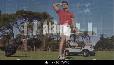 Scannen männlicher in roten Poloaugen auf dem Fairway, mit Golftasche und Wagen, Kopierraum Stockfoto