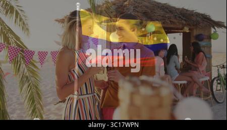 Frau in gestreiftem Sommerkleid und Mann in Poloshirt, die sich an der Strandbar mit Drinks unterhalten, mit Wimpeln Stockfoto