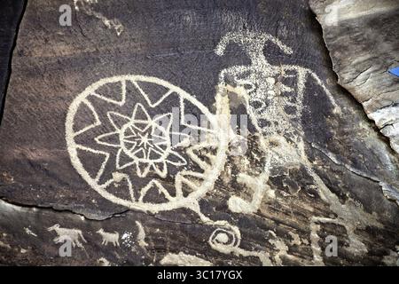 Ashley Creek Petroglyph, Utah, USA – Indianerpetroglyphen auf Sandstone Stockfoto