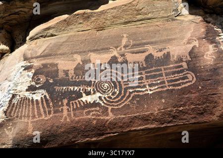 Ashley Creek Petroglyph, Utah, USA – Indianerpetroglyphen auf Sandstone Stockfoto