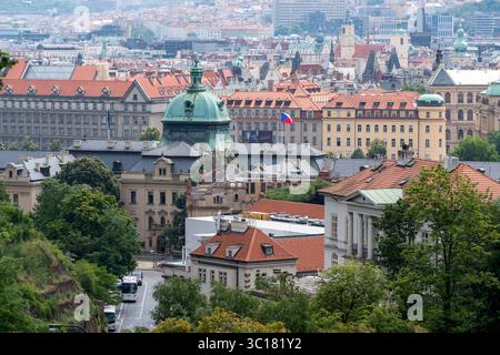 Panoramablick auf die Stadt und das Regierungsgebäude der Tschechischen Republik Stockfoto