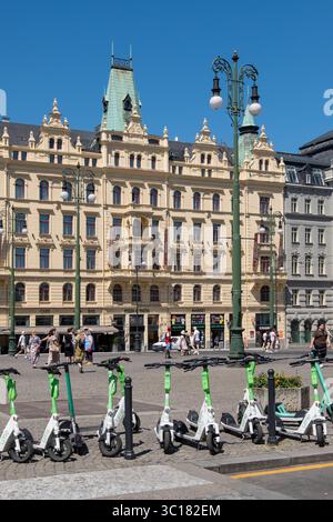 Elektroroller und Gebäude auf dem Platz der Republik, Prag Stockfoto