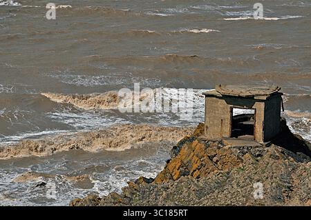 Das turbulente Wasser des Bristol Channel stürzte auf das Ende der Brean Down Halbinsel in Somerset. Das Brean Down Fort war Teil der Palmers Stockfoto