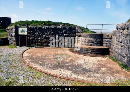 Eine der Geschützstellungen im Brean Down Fort, das Teil der Palmerston Forts war, die Mitte der 1800er Jahre gebaut wurden, um die Schifffahrt zu verteidigen Stockfoto