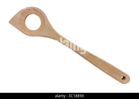 Kochlöffel aus Holz, Holzspachtel mit Loch zum Kochen von Risotto isoliert auf weiß mit Schneidepfad im Preis inbegriffen Stockfoto