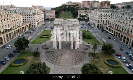 Der Victory Arco della Vittoria in Genua, Italien – ein großes Denkmal zu Ehren gefallener Soldaten des Ersten Weltkriegs Stockfoto