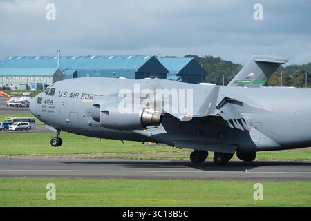 Flughafen Prestwick, Ayrshire, Schottland, Großbritannien – Dienstag, den 22. Juli 2025 – ein Frachtflugzeug der US-Luftwaffe C-17 landet in Prestwick, um die Vorbereitungen für die Ankunft von Präsident Trump in dieser Woche zu unterstützen. Das Flugzeug wird von der 305 Air Mobility Wing auf dem Luftwaffenstützpunkt McGuire in New Jersey, USA, betrieben. Foto Steven May / Alamy Live News Stockfoto
