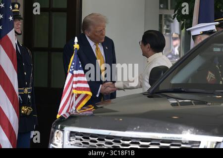 Washington, Usa. Juli 2025. US-Präsident Donald Trump begrüßt den Präsidenten der Republik der Philippinen Ferdinand R. Marcos Jr. vor einem bilateralen Treffen im West Wing Portico/Weißen Haus in Washington DC, USA. Quelle: SOPA Images Limited/Alamy Live News Stockfoto