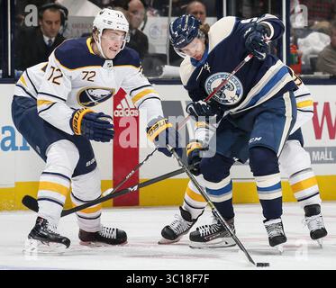 29. Januar 2019 – Thornville, OH, USA – Buffalo Sabres, der rechte Flügel Tage Thompson (72) und Columbus Blue Jackets, der linke Flügel Artemi Panarin (9), kämpfen am Dienstag, 29. Januar 2019 in der Nationwide Arena in Columbus, Ohio um den Puck. (Kreditbild: © Tyler Schank/Columbus Dispatch/TNS via ZUMA Wire) Stockfoto