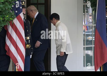 Washington, Usa. Juli 2025. US-Präsident Donald Trump und Präsident der Republik der Philippinen Ferdinand R. Marcos Jr. vor einem bilateralen Treffen im West Wing Portico/Weißen Haus in Washington DC, USA. Quelle: SOPA Images Limited/Alamy Live News Stockfoto