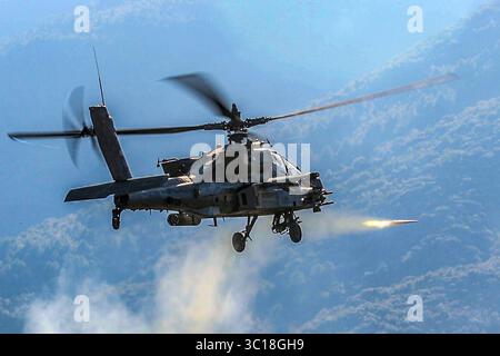 24. Januar 2019 - Katerini, Griechenland - ein AH-64 Apache Helikopter mit der 6. Geschwader, 17. Kavallerie-Regiment, 4. Kampfluftbrigade, feuert eine Hydra 70-Rakete während einer Live-Feuerübung in Litochoro ab, Griechenland, 23. Januar 2019. Verbündete und Partner bilden häufig gemeinsam aus strategisch positionierten Stützpunkten in Europa aus, die für eine zeitnahe und koordinierte Reaktion auf jegliche Aggression entscheidend sind. (Bild: © U.S. Army/ZUMA Wire/ZUMAPRESS.com) Stockfoto