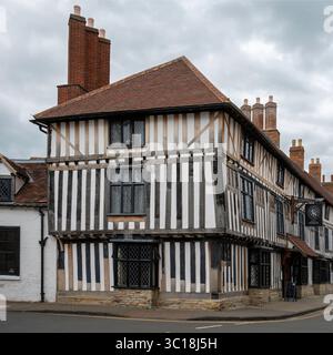 Das Falcon Hotel, ein Fachwerkgebäude aus dem Jahr 1500, das 1645 erweitert wurde, in der Chapel Street, Stratford upon Avon, Warwickshire, England. UK Stockfoto