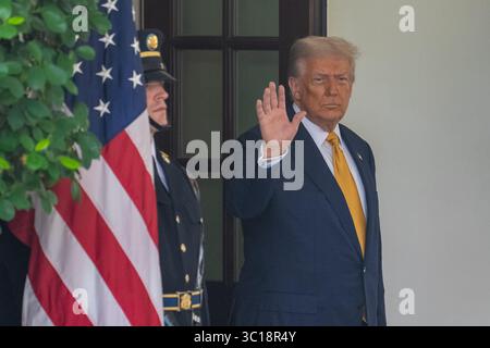 Washington, USA. Juli 2025. US-Präsident Donald Trump (R) wartet auf die Ankunft des philippinischen Präsidenten Ferdinand Romualdez Marcos Jr. im Weißen Haus in Washington, DC, USA, am 22. Juli 2025. Quelle: Hu Yousong/Xinhua/Alamy Live News Stockfoto