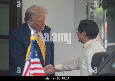 Washington, USA. Juli 2025. US-Präsident Donald Trump (L) begrüßt den philippinischen Präsidenten Ferdinand Romualdez Marcos Jr. am 22. Juli 2025 im Weißen Haus in Washington, DC, USA. Quelle: Hu Yousong/Xinhua/Alamy Live News Stockfoto