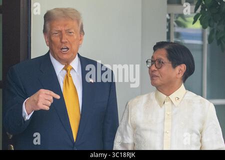 Washington, USA. Juli 2025. US-Präsident Donald Trump (L) begrüßt den philippinischen Präsidenten Ferdinand Romualdez Marcos Jr. am 22. Juli 2025 im Weißen Haus in Washington, DC, USA. Quelle: Hu Yousong/Xinhua/Alamy Live News Stockfoto