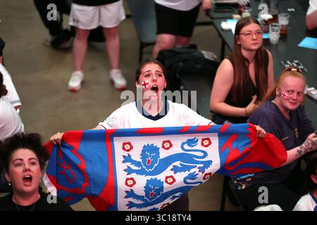 England-Fans im Boxpark Wembley während einer Vorführung des Halbfinalspiels der UEFA Women's Euro 2025 im Stade de Geneve, Schweiz. Bilddatum: Dienstag, 22. Juli 2025. Stockfoto